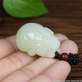 和田玉手工精雕貔貅挂坠新疆和田玉山料貔貅吊坠和田玉手工精雕貔貅