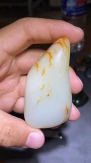 非常漂亮的和田玉把件,红皮白肉籽料原石,上手感觉很丝滑