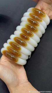和田玉糖白玉手镯随拍,红糖白肉.一口糖