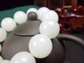 顶级和田玉的标准:油如脂,润如酥,细如绸,糯如糕