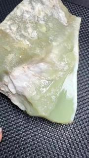 4公斤新疆和田玉且末白皮特细青黄口,细度过灯无结构,颜色好看,干净细