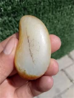玉兴寻玉行:和田玉原石的 "石纹" 也能变亮点,比如带细水纹的白玉山料