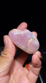 和田玉紫罗兰籽料,很有特色也非常稀少,颜色非常漂亮,油性很好