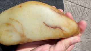 新疆和田玉籽料原石,真皮真色黄白种,细度高皮色好,一个大手把件,也可